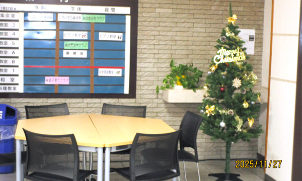 クリスマスツリーの飾り付け・１階 北館入口