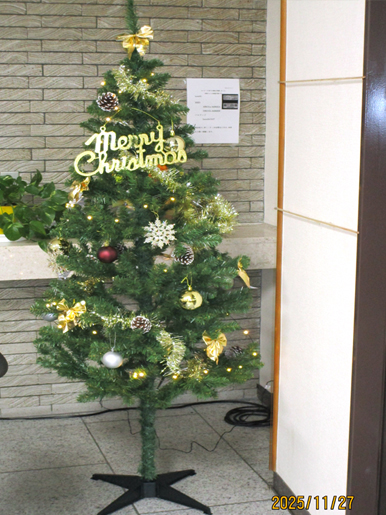 クリスマスツリーの飾り付け・１階 北館入口
