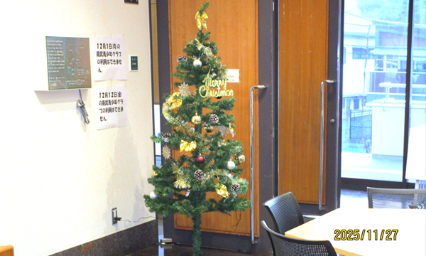 クリスマスツリーの飾り付け・２階 ロビー