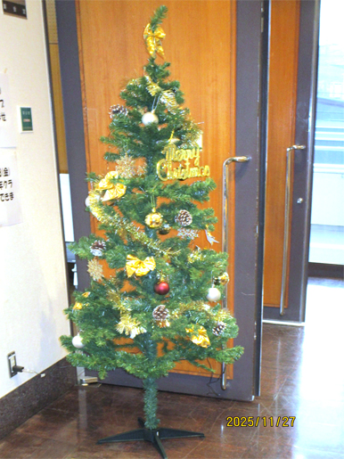 クリスマスツリーの飾り付け・２階 ロビー